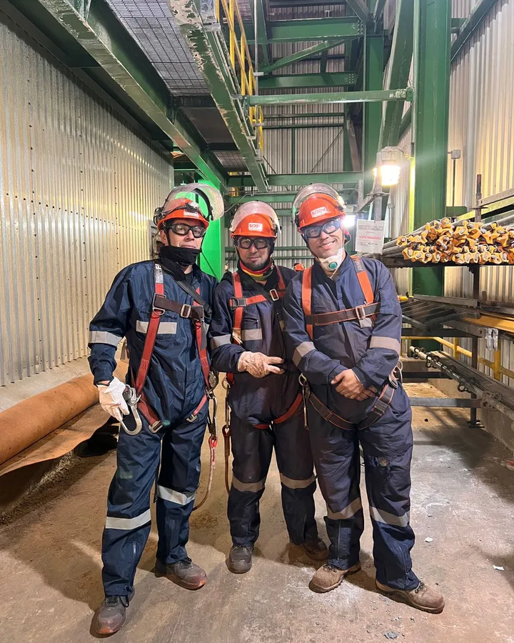 Equipo de SIDEM en terreno con arnés y equipos de protección personal