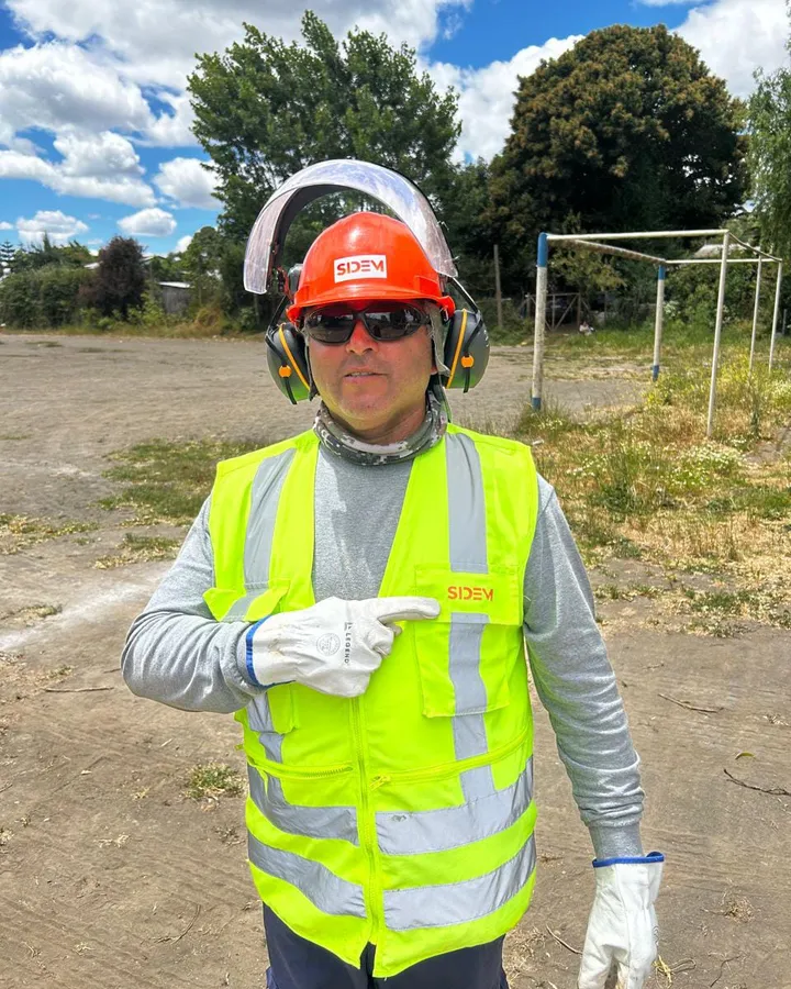 Técnico de SIDEM con uniforme y casco de la empresa