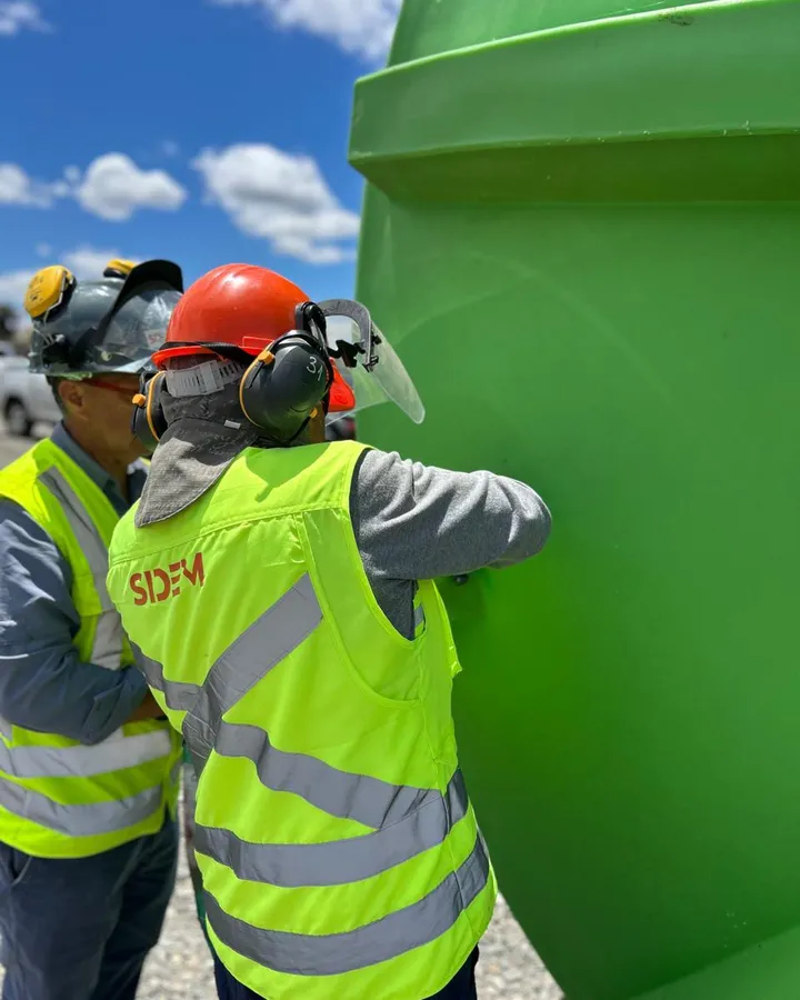 Técnicos de SIDEM trabajando en conjunto durante una intervención en terreno
