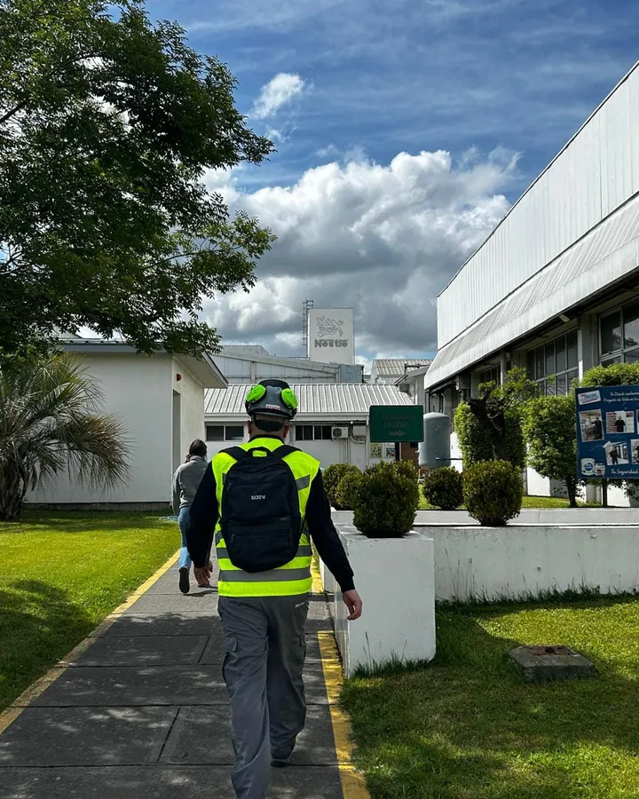 Técnico de SIDEM ingresando a instalaciones industriales de un cliente
